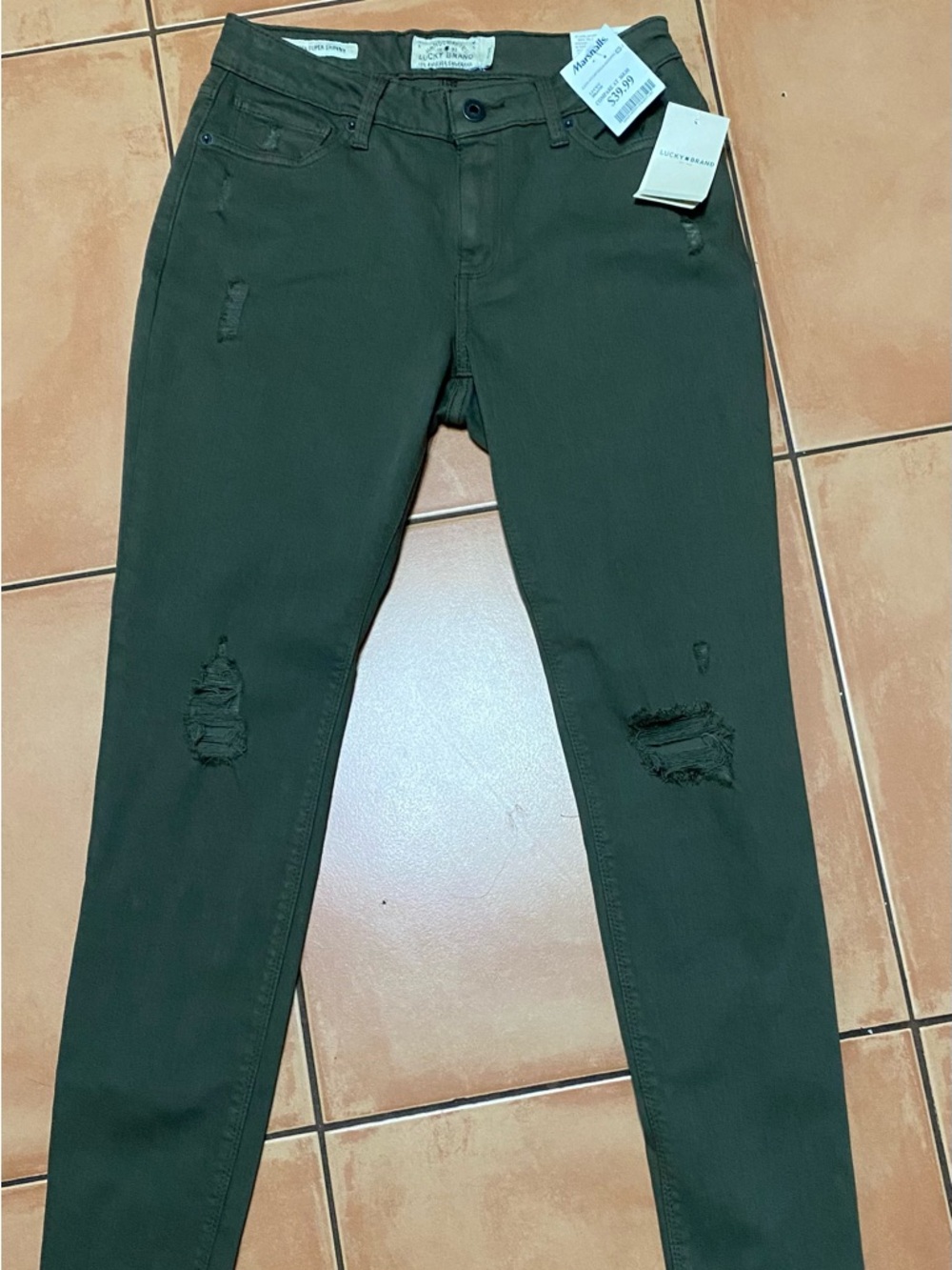 LUCKY BRAND DEEP GREEN RIPPED JEANS. SIZE 6/28. BRAND NEW.